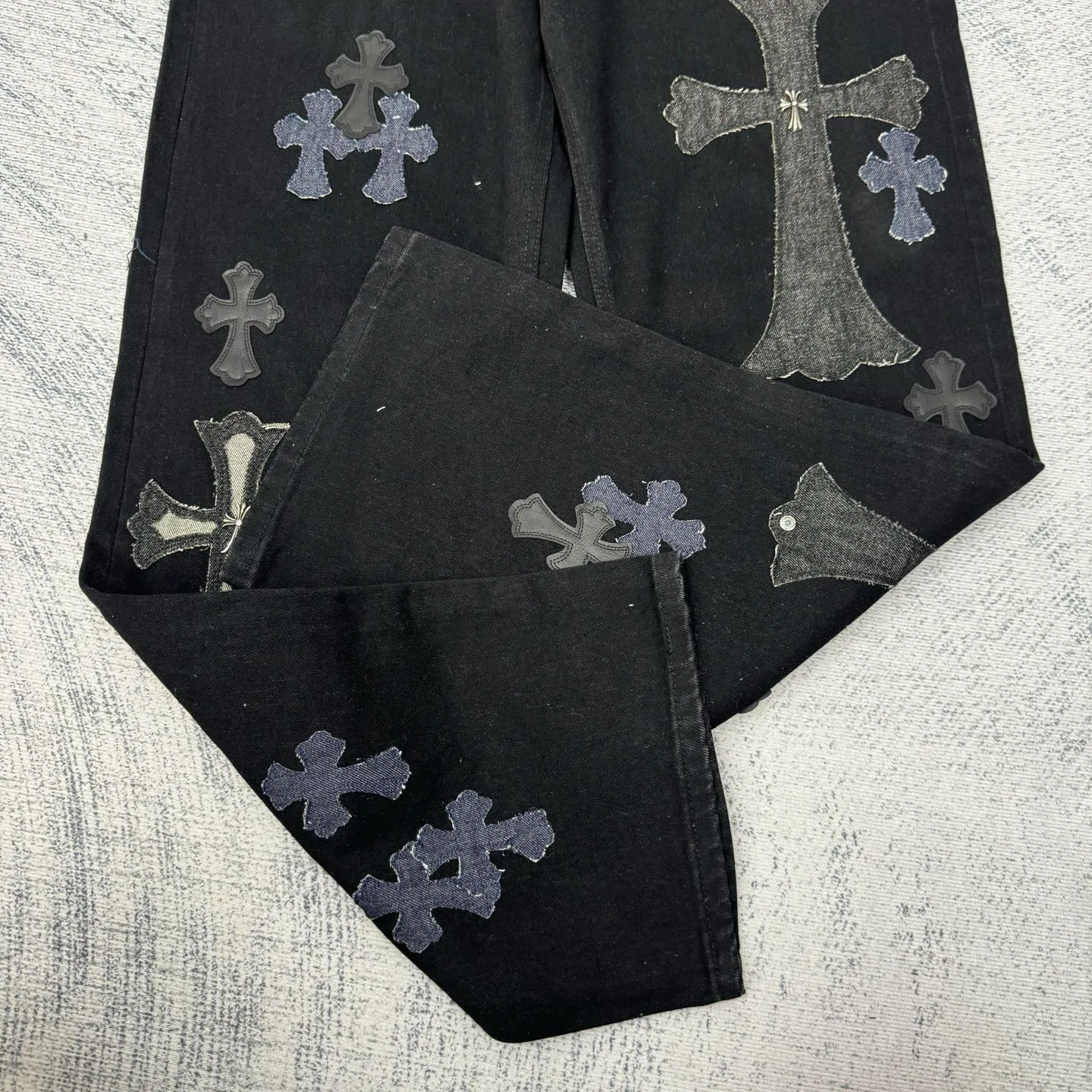 P750 Chrome Heart CH hardware washed and spliced ​​cow king jeans Size: 30/32/34/36/38 Use genuine levis502 as the base plate. Purchase the original version at 5W. Heavy washing, frayed and distressed, customized cowhide cross. After dyeing, it will be fixed and will not fade. Full right-angle fit and hand-cranked embroidery threading, a total of 5 small silver nails on the whole body, 1 silver medal and 5 Cross Scout flower buttons. The silver content is 85%. It is not made of 925 silver because the silver content is too high and it will easily turn black and oxidize, which affects the appearance. The printing adopts the garment screen water slurry printing process.